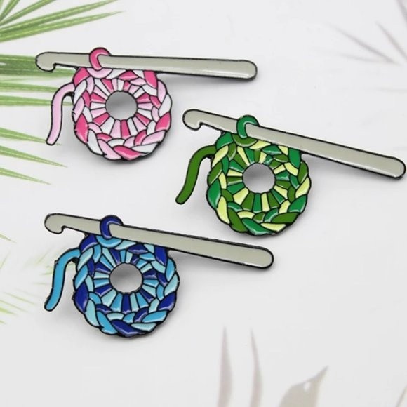Knitting Crochet Needle Collectible Enamel Enamel Pin BLUE or PINK 1144 - Picture 1 of 4